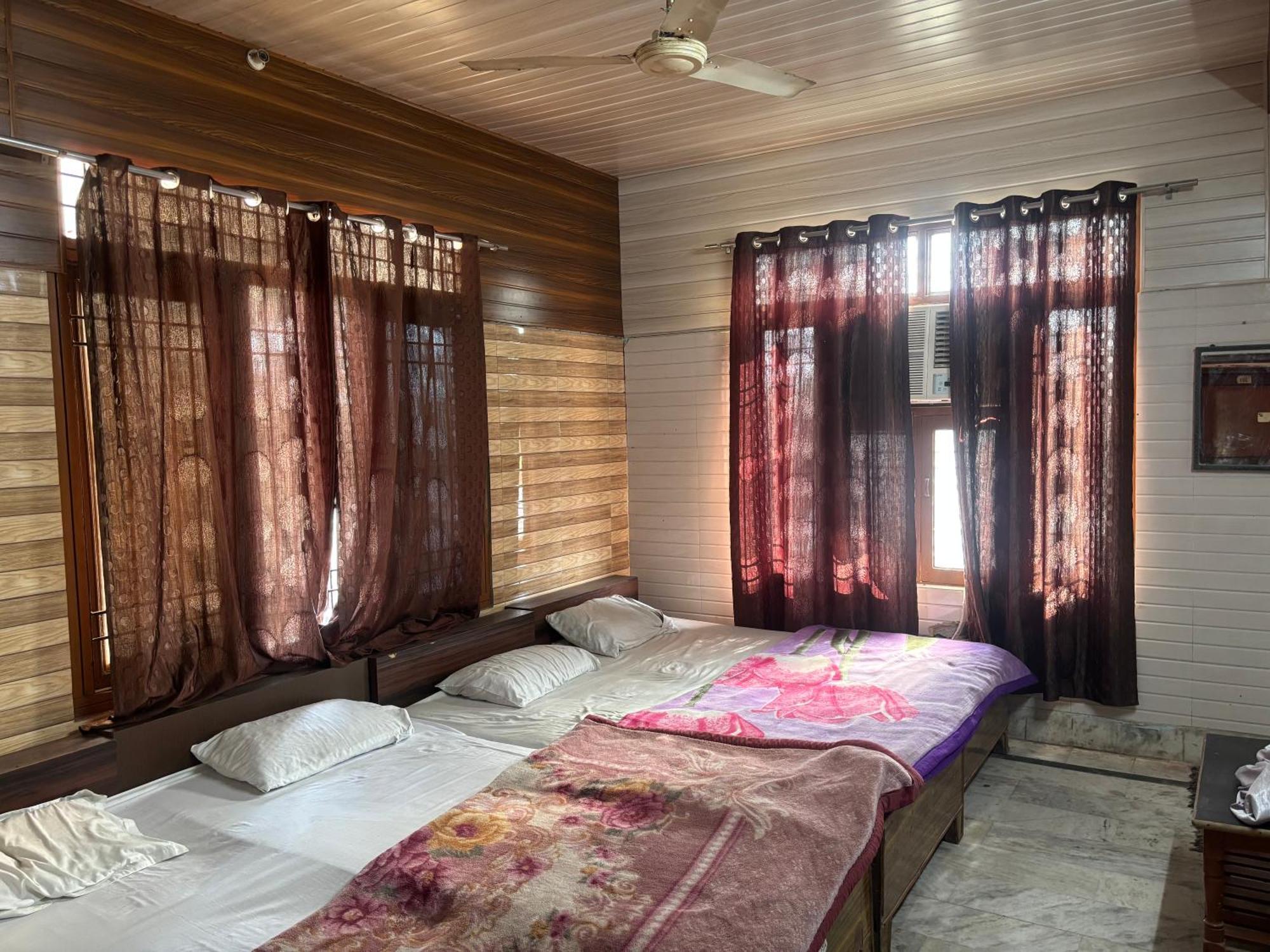 Sgh Guest House มถุรา ภายนอก รูปภาพ